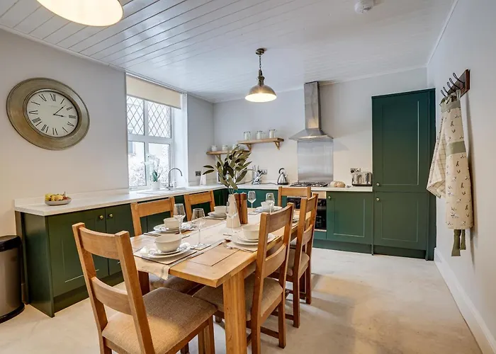 Sage Cottage: Homely, Cosy Cottage With Log Burner